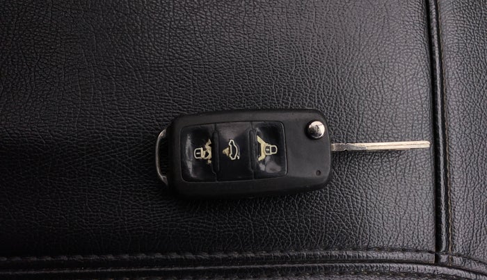 2015 Volkswagen Polo HIGHLINE1.2L, Petrol, Manual, 1,05,657 km, Key Close Up