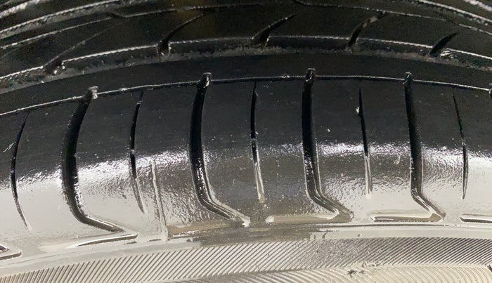 2015 Volkswagen Polo HIGHLINE1.2L, Petrol, Manual, 1,05,657 km, Right Rear Tyre Tread