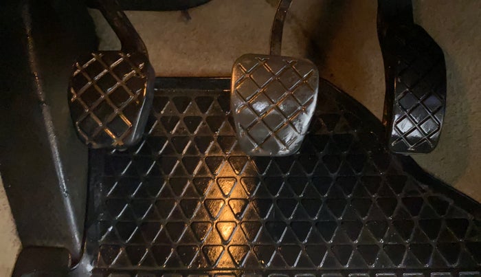 2015 Volkswagen Polo HIGHLINE1.2L, Petrol, Manual, 1,05,657 km, Pedals