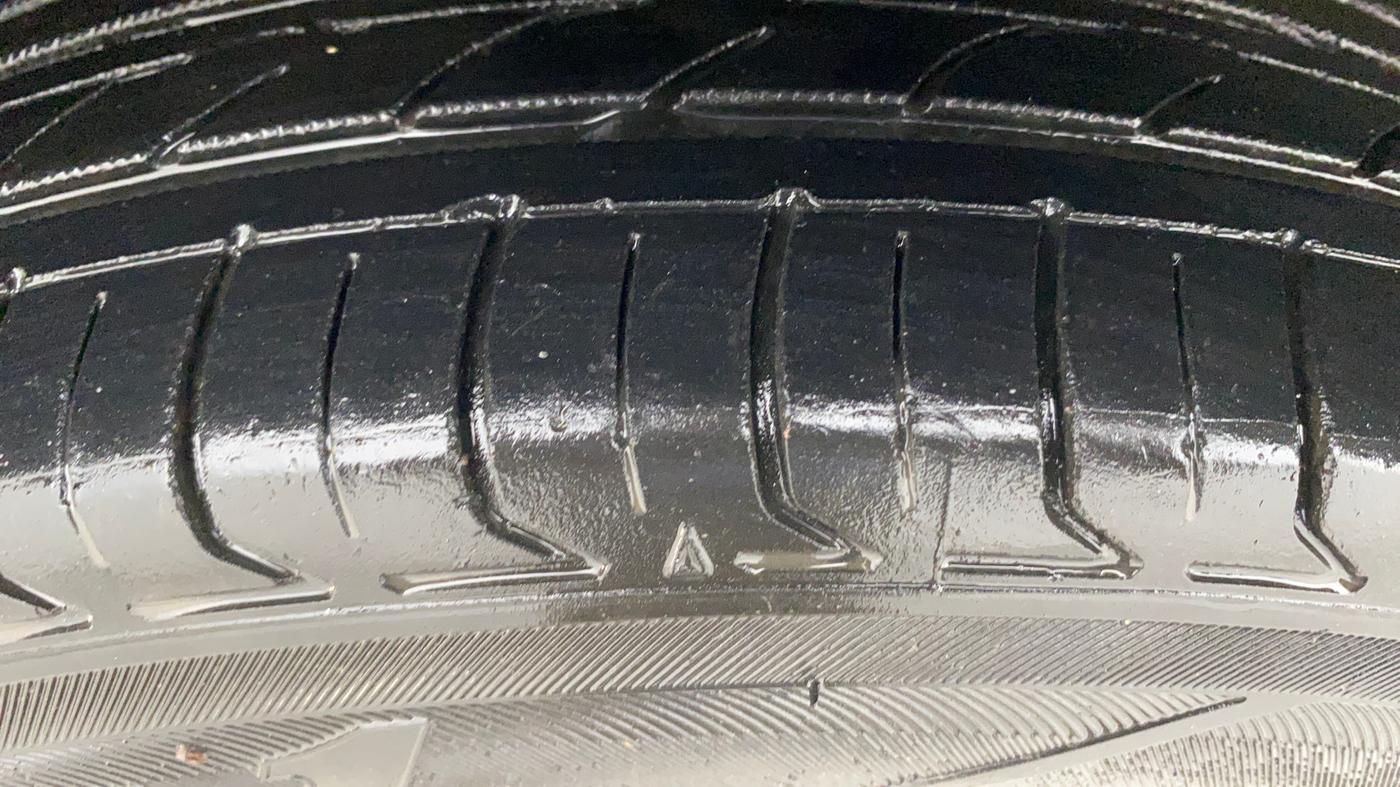 2015 Volkswagen Polo HIGHLINE1.2L, Petrol, Manual, 1,05,664 km, Left Front Tyre Tread