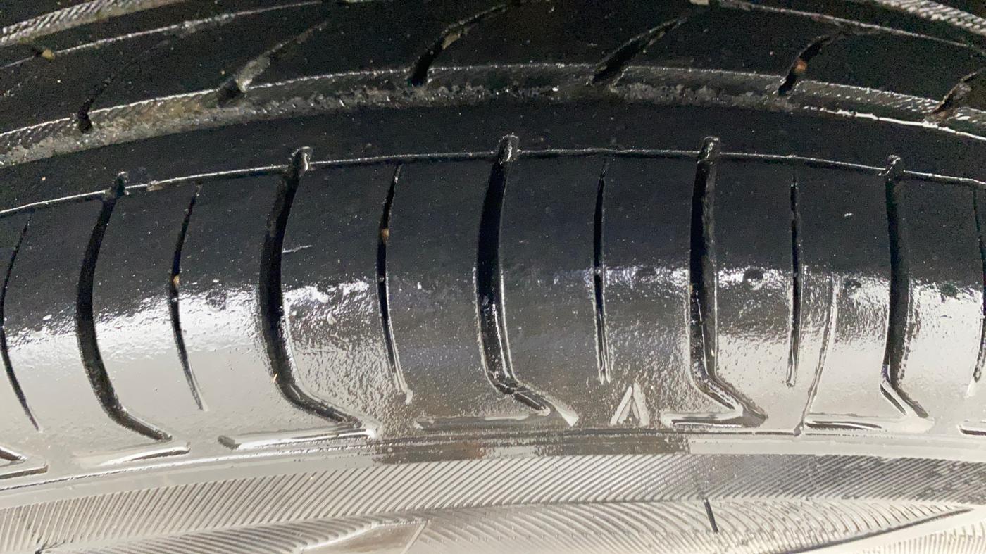2015 Volkswagen Polo HIGHLINE1.2L, Petrol, Manual, 1,05,664 km, Left Rear Tyre Tread