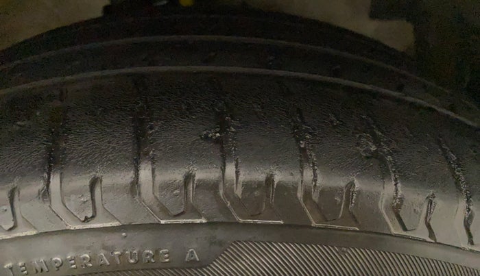 2013 Maruti Ertiga VXI, Petrol, Manual, 49,057 km, Left Rear Tyre Tread