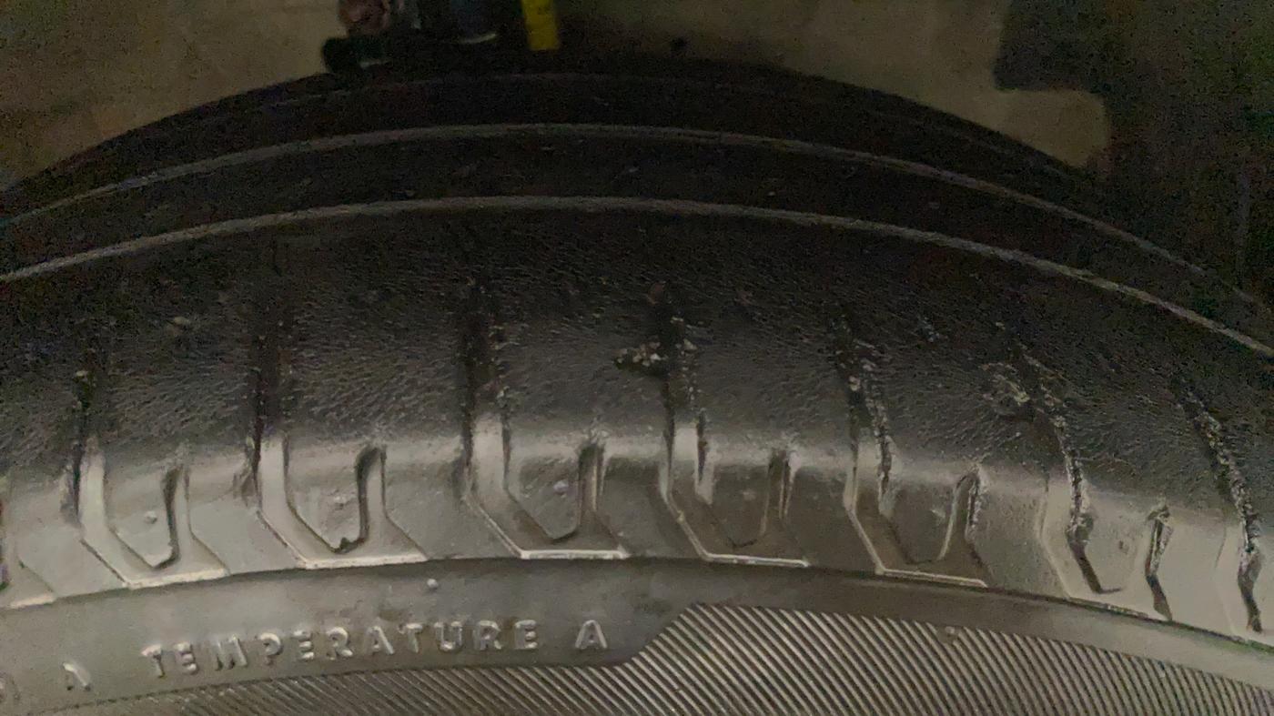 2013 Maruti Ertiga VXI, Petrol, Manual, 49,057 km, Right Front Tyre Tread