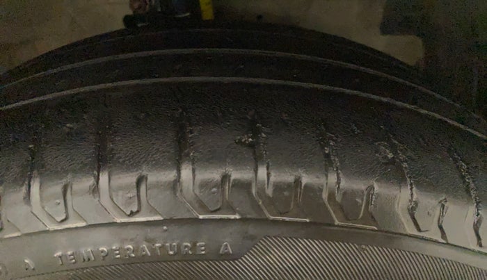 2013 Maruti Ertiga VXI, Petrol, Manual, 49,057 km, Right Front Tyre Tread