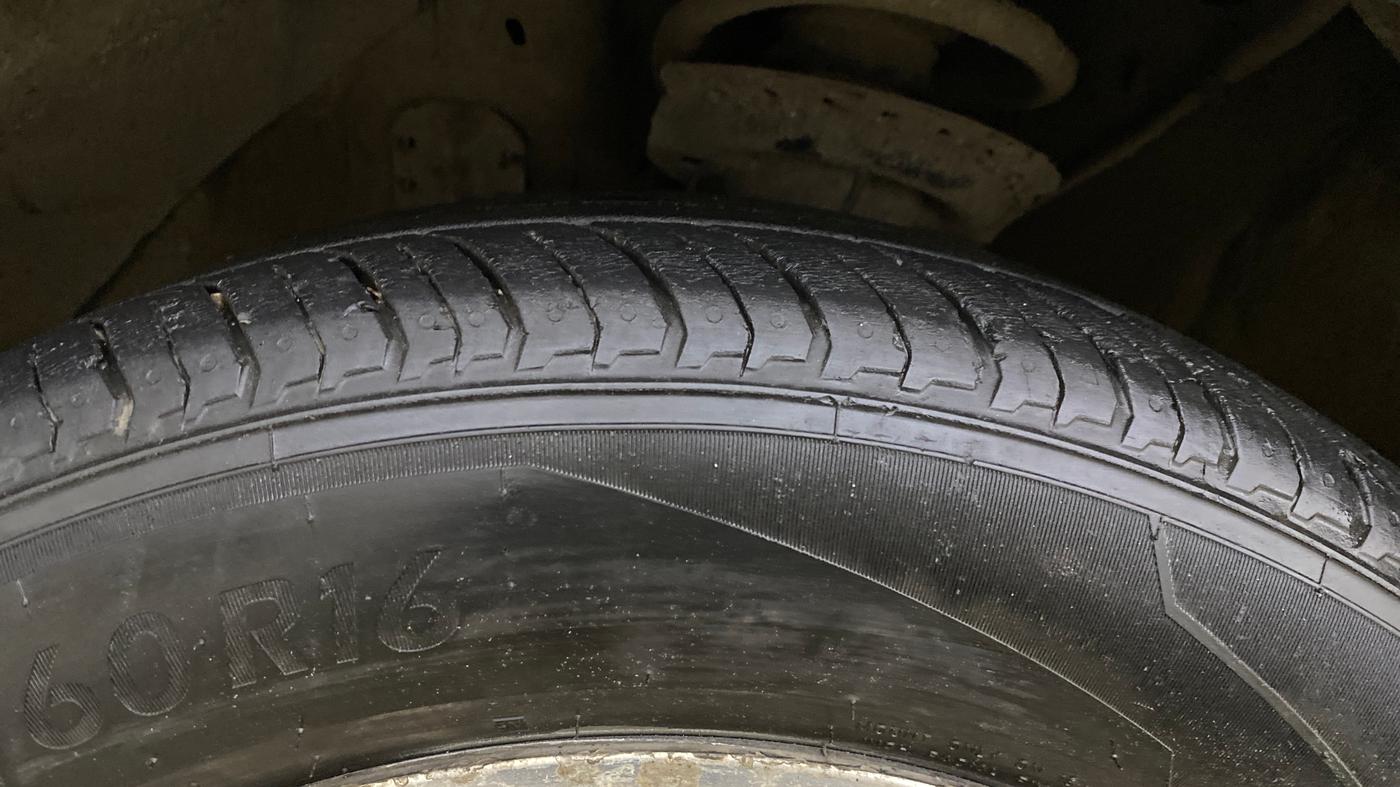 2016 Hyundai Verna 1.6 VTVT SX, CNG, Manual, 1,12,153 km, Left Front Tyre Tread