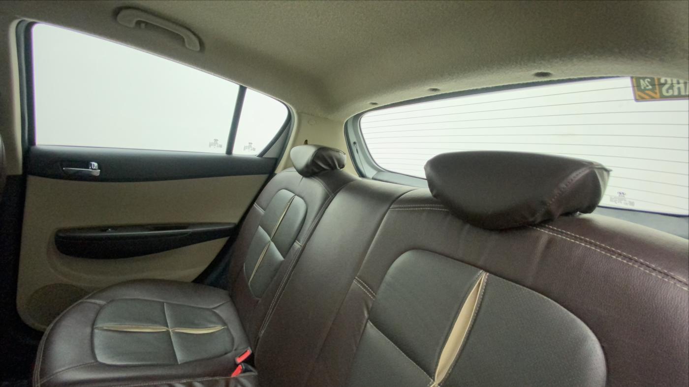 2014 Hyundai i20 SPORTZ 1.2, CNG, Manual, 84,147 km, Right Side Rear Door Cabin