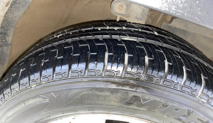 2016 Mahindra Kuv100 K8 6 STR, Petrol, Manual, 38,570 km, Right Front Tyre Tread