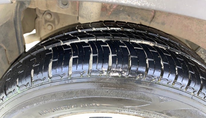 2016 Mahindra Kuv100 K8 6 STR, Petrol, Manual, 38,570 km, Right Rear Tyre Tread