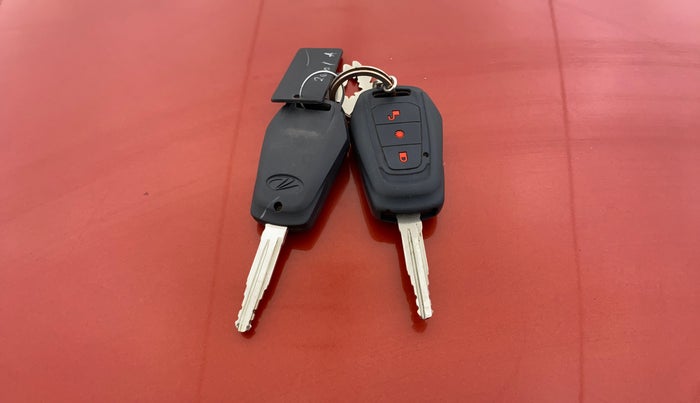 2016 Mahindra Kuv100 K8 6 STR, Petrol, Manual, 38,570 km, Key Close Up