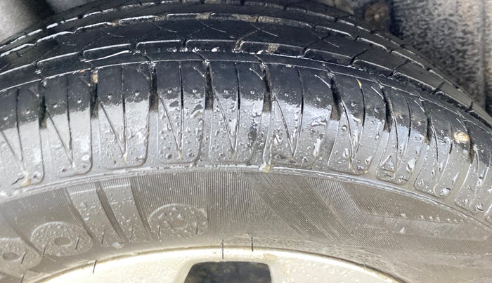 2017 Ford Figo Aspire TITANIUM 1.2 PETROL, Petrol, Manual, 98,248 km, Right Rear Tyre Tread