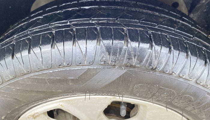 2017 Ford Figo Aspire TITANIUM 1.2 PETROL, Petrol, Manual, 98,248 km, Right Front Tyre Tread