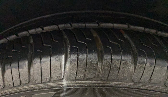 2014 Hyundai Verna FLUIDIC 1.6 VTVT EX, Petrol, Manual, 1,05,898 km, Right Front Tyre Tread