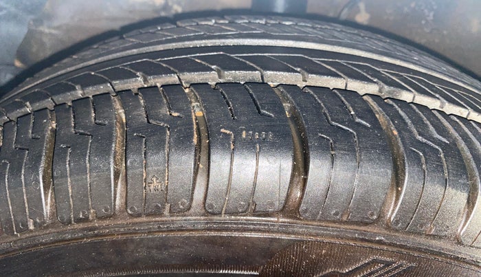 2014 Hyundai Verna FLUIDIC 1.6 VTVT EX, Petrol, Manual, 1,05,898 km, Left Front Tyre Tread