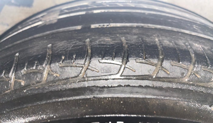 2014 Hyundai Verna FLUIDIC 1.6 VTVT EX, Petrol, Manual, 1,05,898 km, Right Rear Tyre Tread