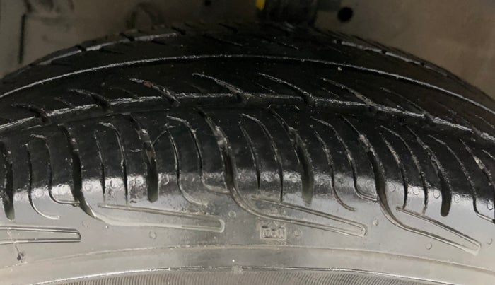 2016 Maruti Swift LXI (O), Petrol, Manual, 62,241 km, Left Front Tyre Tread