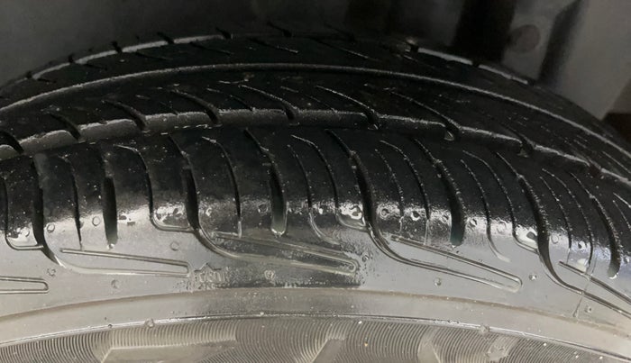 2016 Maruti Swift LXI (O), Petrol, Manual, 62,241 km, Left Rear Tyre Tread