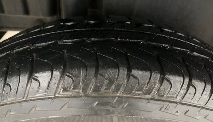 2016 Maruti Swift LXI (O), Petrol, Manual, 62,241 km, Right Rear Tyre Tread