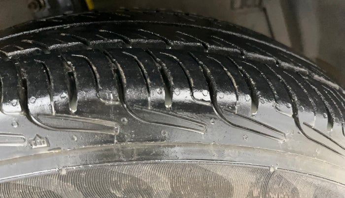 2016 Maruti Swift LXI (O), Petrol, Manual, 62,241 km, Right Front Tyre Tread