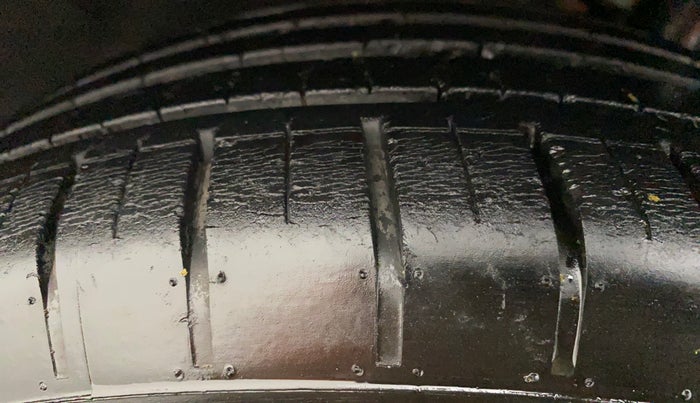 2019 Volkswagen Polo HIGHLINE PLUS 1.0, Petrol, Manual, 33,721 km, Left Front Tyre Tread