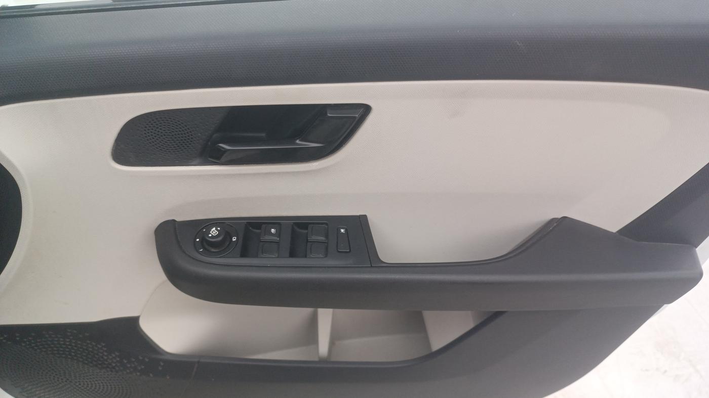 2024 Tata ALTROZ XM Plus (S) Diesel, Diesel, Manual, 45,880 km, Driver Side Door Panels Control