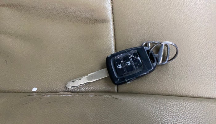 2016 Honda City 1.5L I-VTEC V MT, Petrol, Manual, 1,04,442 km, Key Close Up