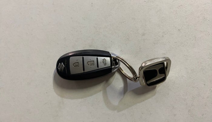 2017 Maruti Ciaz ZXI+, Petrol, Manual, 64,818 km, Key Close Up