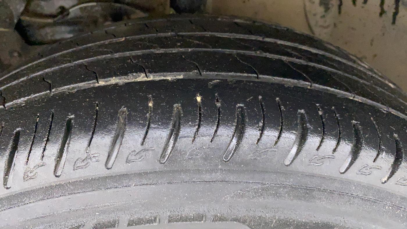 2020 Maruti Vitara Brezza LXI, CNG, Manual, 1,08,405 km, Left Front Tyre Tread