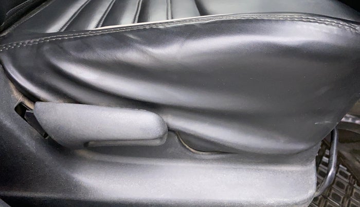 2020 Maruti Vitara Brezza LXI, CNG, Manual, 1,08,405 km, Driver Side Adjustment Panel