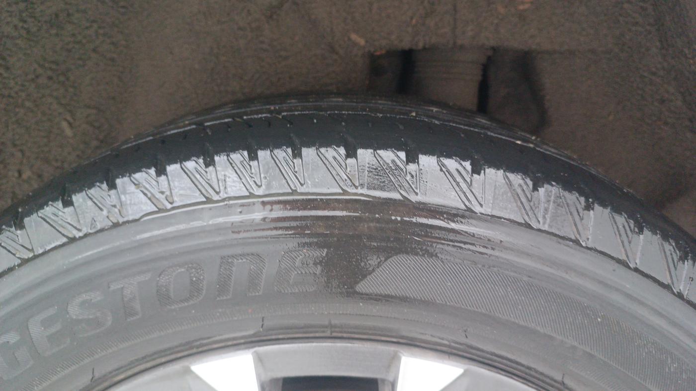 2024 Mahindra XUV700 AX 7 LUXURY P AT 7 STR, Petrol, Automatic, 32,393 km, Left Rear Tyre Tread