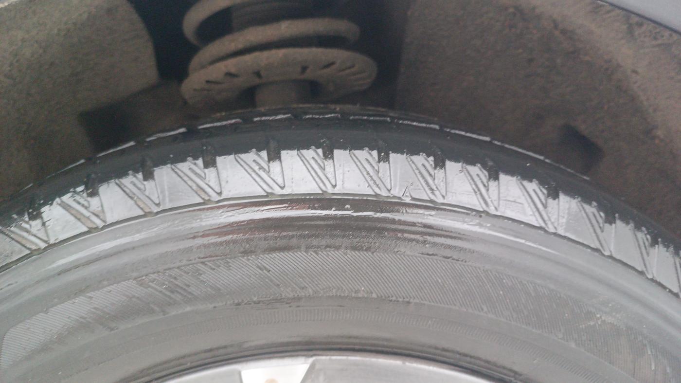 2024 Mahindra XUV700 AX 7 LUXURY P AT 7 STR, Petrol, Automatic, 32,393 km, Right Front Tyre Tread
