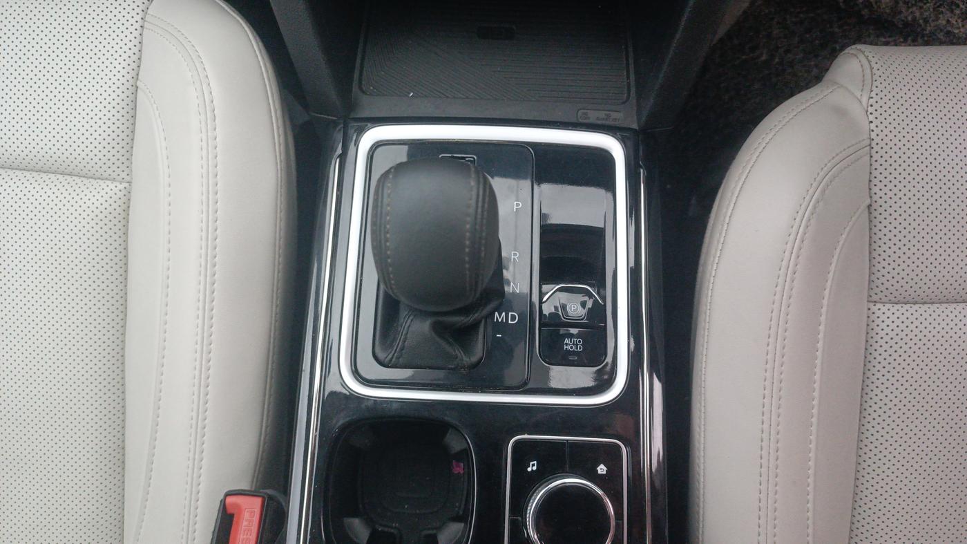 2024 Mahindra XUV700 AX 7 LUXURY P AT 7 STR, Petrol, Automatic, 32,393 km, Gear Lever