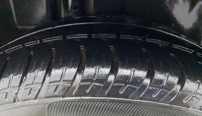 2016 Maruti Ciaz ZDI+ SHVS, Diesel, Manual, 1,17,924 km, Right Rear Tyre Tread