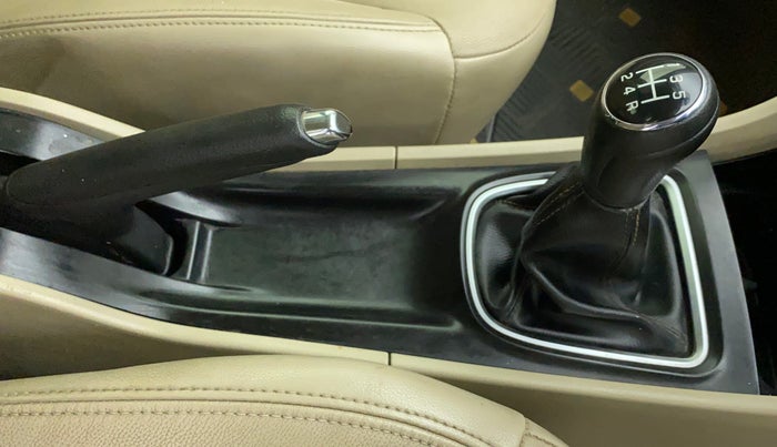 2016 Maruti Ciaz ZDI+ SHVS, Diesel, Manual, 1,17,924 km, Gear Lever