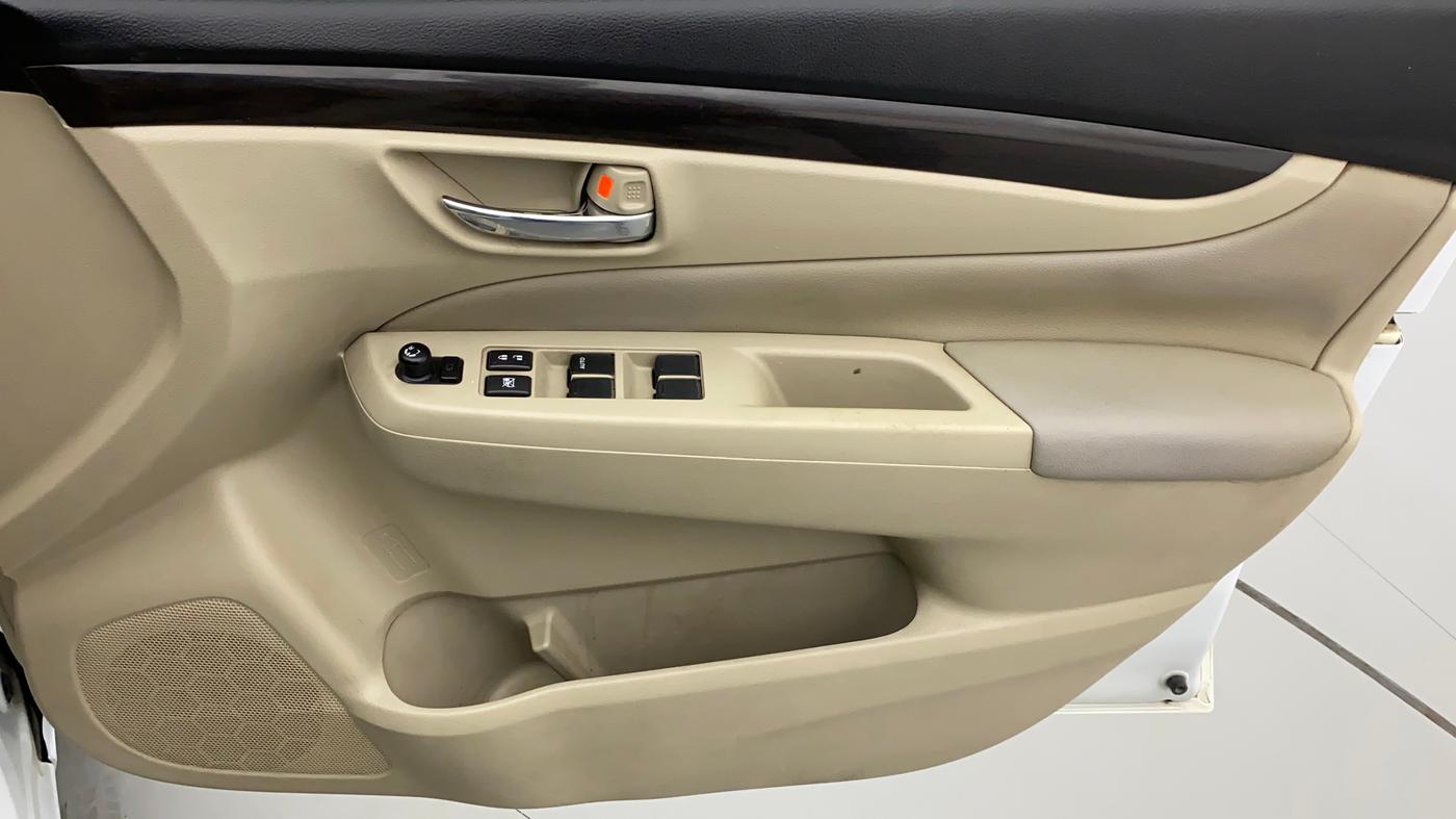 2016 Maruti Ciaz ZDI+ SHVS, Diesel, Manual, 1,17,924 km, Driver Side Door Panels Control