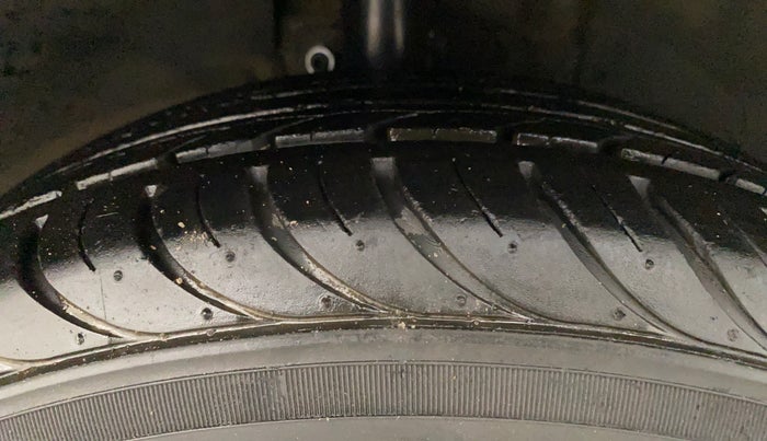 2012 Ford Figo TITANIUM 1.2 PETROL, Petrol, Manual, 67,486 km, Right Front Tyre Tread