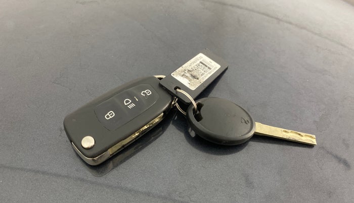 2019 Tata NEXON XM PETROL, Petrol, Manual, 65,391 km, Key Close Up