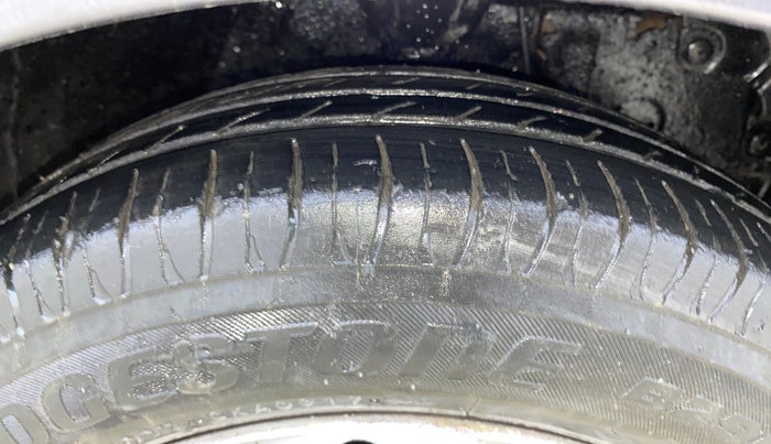 2017 Hyundai Eon ERA +, Petrol, Manual, 30,745 km, Right Front Tyre Tread