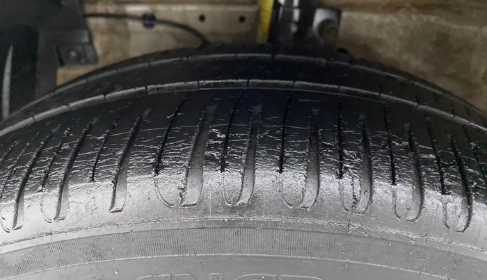 2016 Maruti Ertiga VDI SHVS, Diesel, Manual, 97,166 km, Left Front Tyre Tread