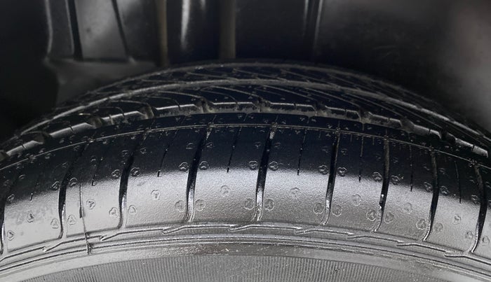 2016 Maruti Ertiga VDI SHVS, Diesel, Manual, 97,166 km, Right Rear Tyre Tread