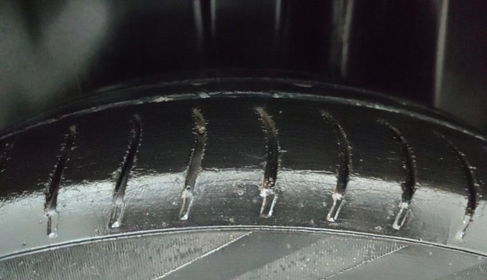 2017 Maruti Ciaz ZETA DIESEL 1.3, Diesel, Manual, 1,11,198 km, Left Rear Tyre Tread