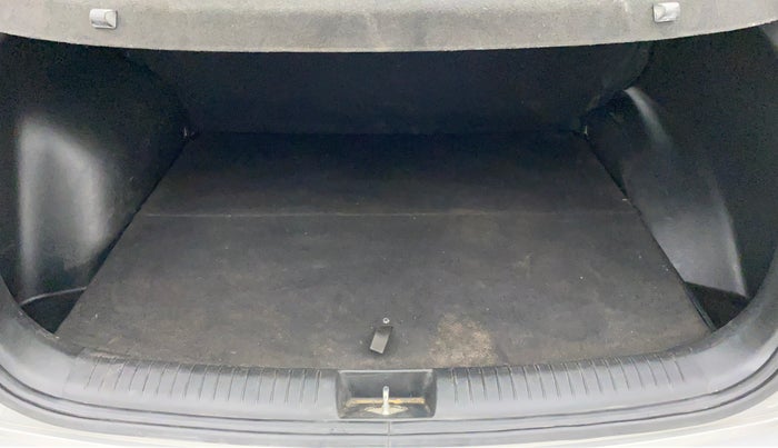 2016 Hyundai Creta 1.6 BASE, Petrol, Manual, 55,771 km, Boot Inside