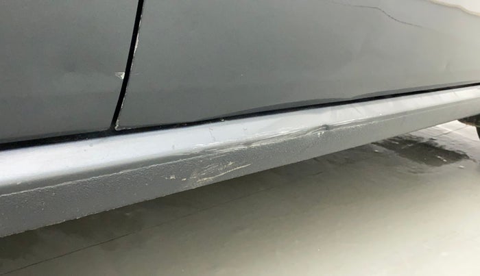 2017 Volkswagen Ameo HIGHLINE1.2L PLUS 16 ALLOY, Petrol, Manual, 92,170 km, Right running board - Slightly dented