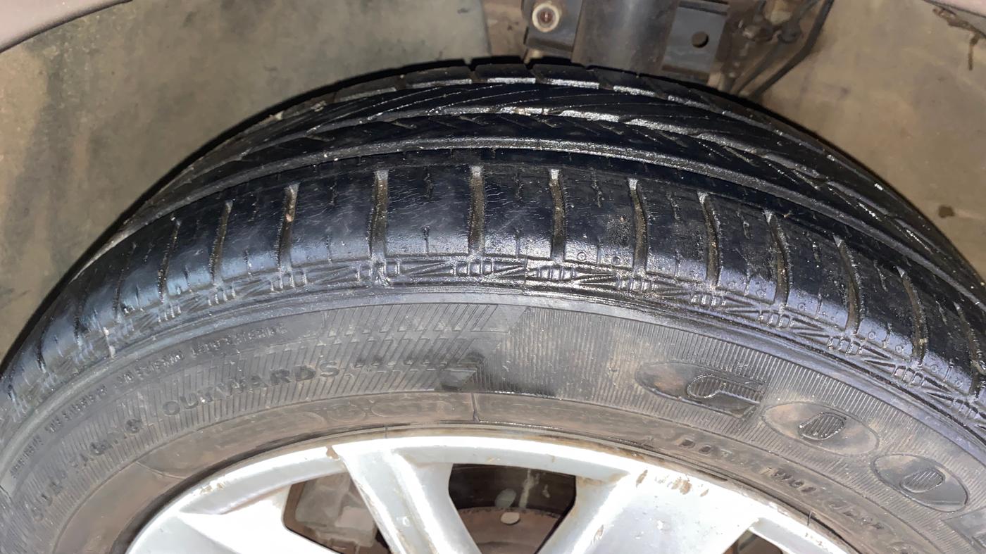 2015 Volkswagen Vento HIGHLINE 1.6 MPI, Petrol, Manual, 51,304 km, Left Front Tyre Tread
