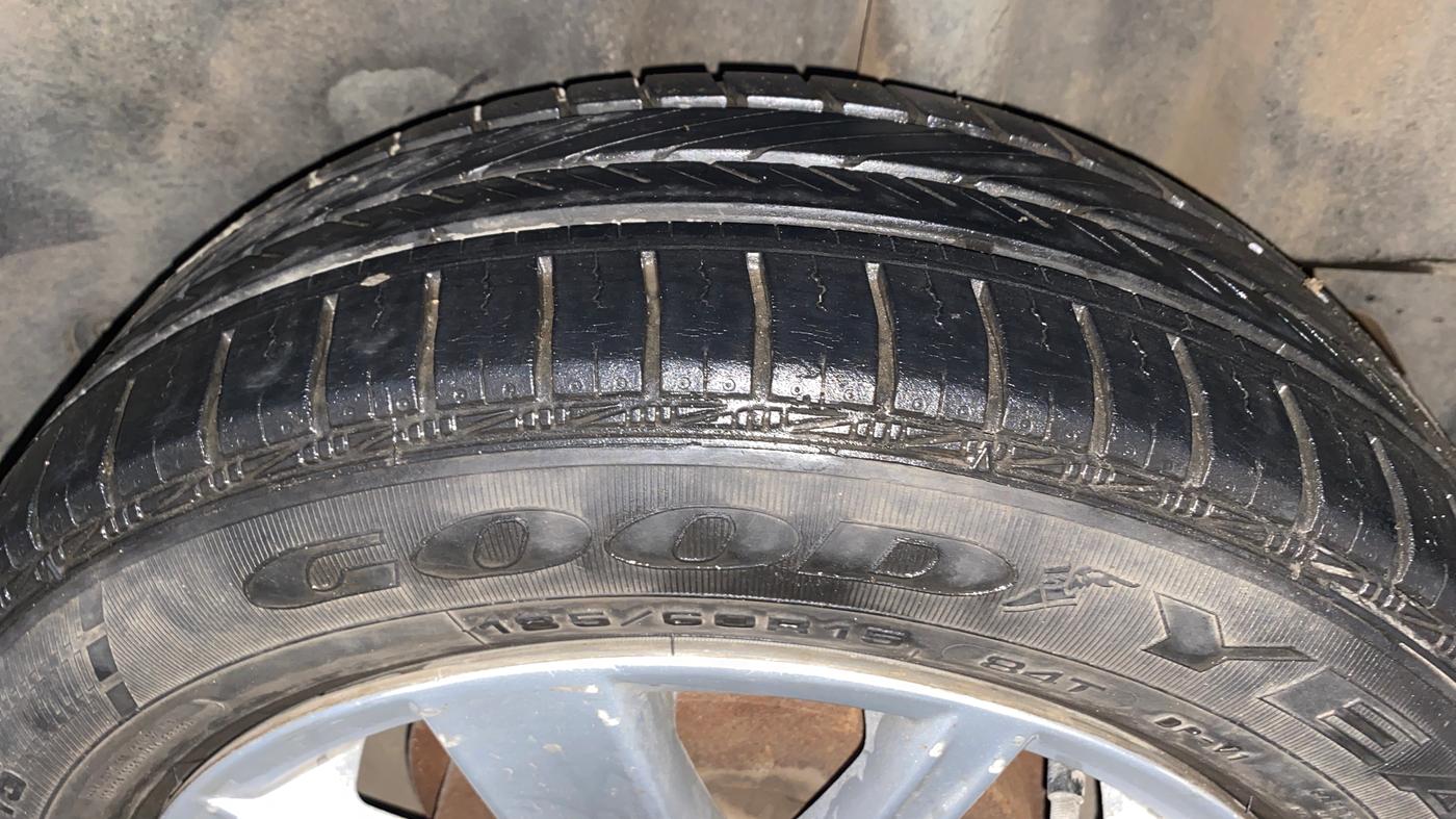 2015 Volkswagen Vento HIGHLINE 1.6 MPI, Petrol, Manual, 51,304 km, Left Rear Tyre Tread
