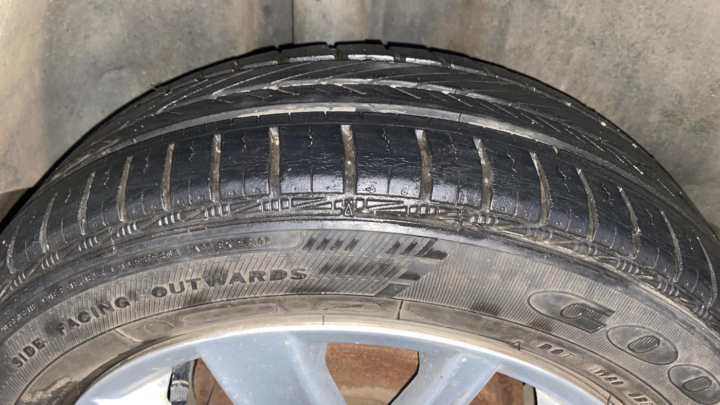 2015 Volkswagen Vento HIGHLINE 1.6 MPI, Petrol, Manual, 51,304 km, Right Rear Tyre Tread
