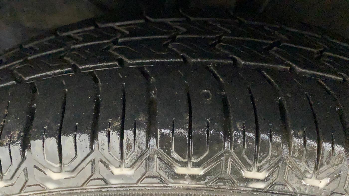 2017 Maruti Dzire VXI, Petrol, Manual, 90,390 km, Left Front Tyre Tread