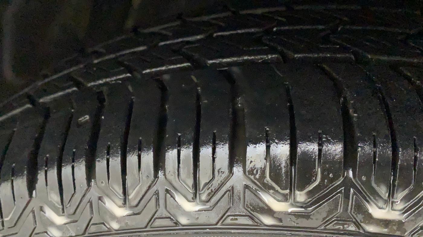 2017 Maruti Dzire VXI, Petrol, Manual, 90,390 km, Right Front Tyre Tread