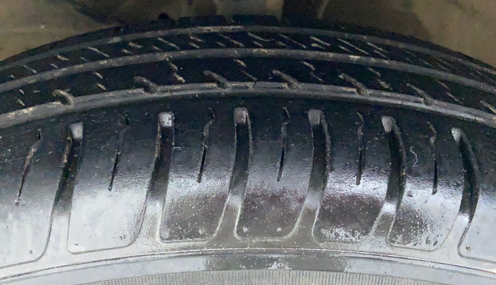 2020 Maruti Swift LXI, Petrol, Manual, 29,737 km, Left Front Tyre Tread