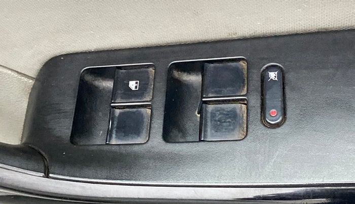 2018 Tata Tiago XZ PETROL, CNG, Manual, 79,688 km, Right front window switch / handle - Master window function not working