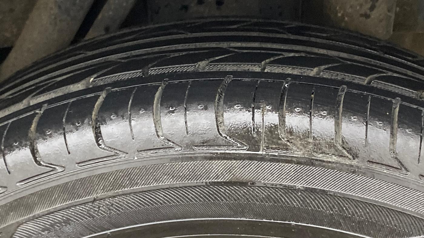 2016 Mahindra Kuv100 K8 6 STR, Petrol, Manual, 72,328 km, Left Rear Tyre Tread